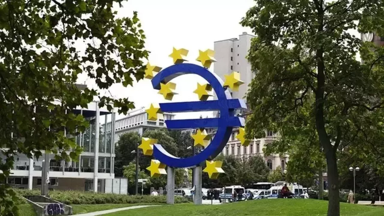 Euro Bölgesi ikinci çeyrek büyümesi aşağı yönlü revize edildi