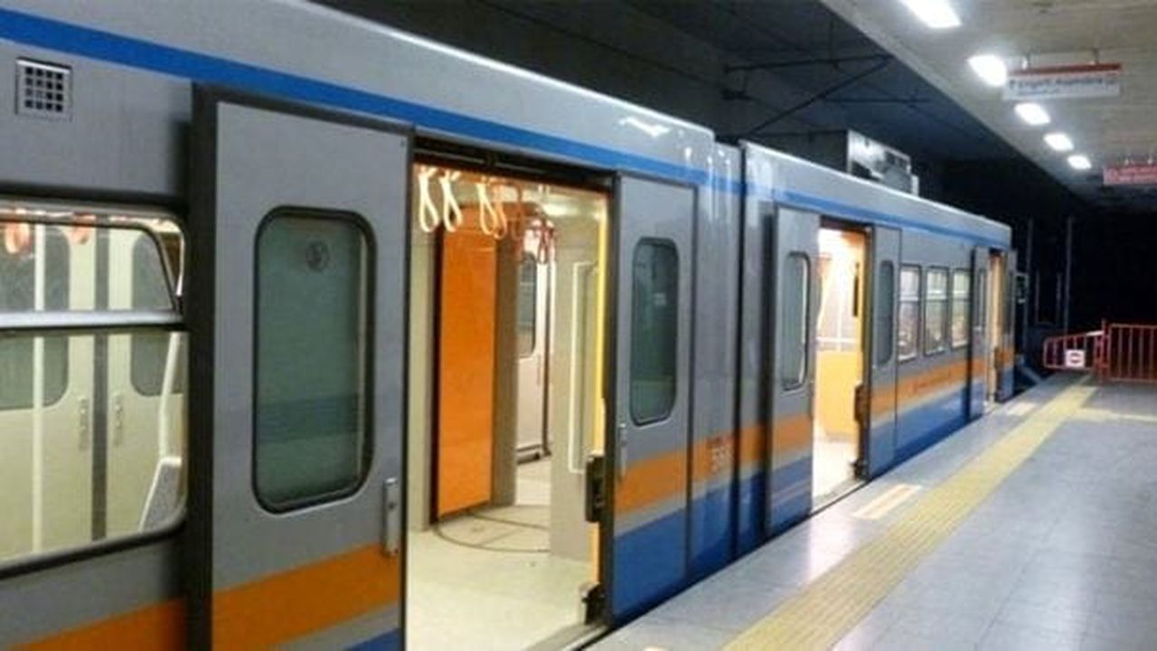 İstanbul'da kar yağışı beklentisiyle metro seferleri uzatıldı